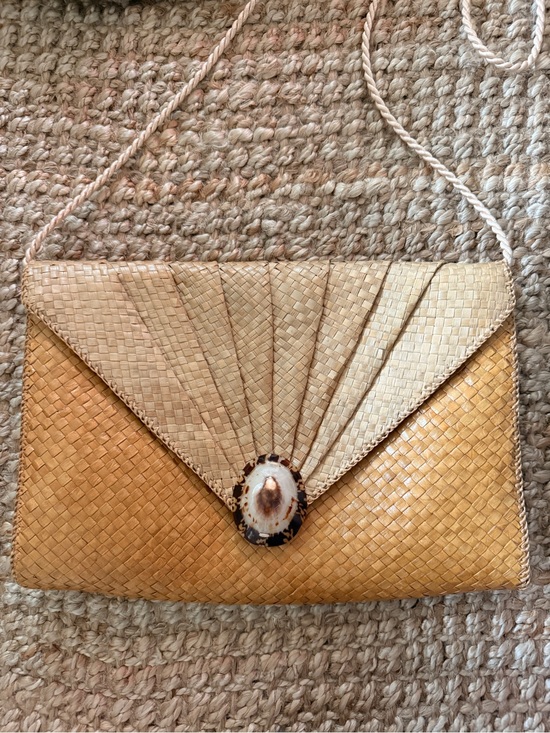 Vintage Handbags - 80’s Vintage resort wear Woven Straw Envelope Clutch with Shell Accent closure